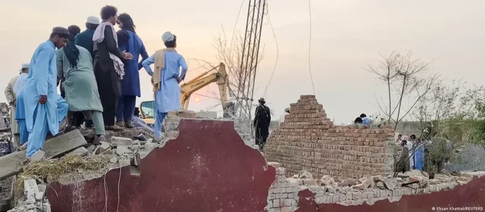 Sulm me bomb&euml; n&euml; stacionin e policis&euml; n&euml; Pakistan, humbin