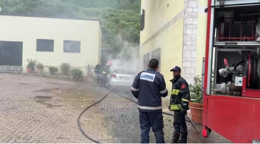 P&euml;rfshihet nga flak&euml;t automjeti i parkuar n&euml; Dioqez&euml;n e