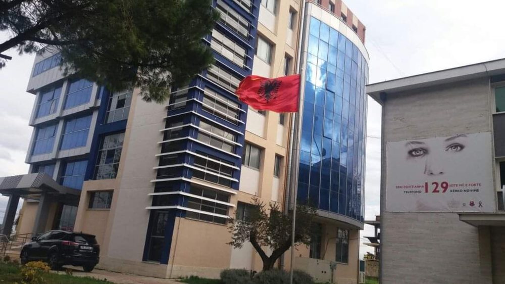 Sherr me sende t&euml; forta dhe thika mes t&euml; rinjve n&euml; Fier, dy