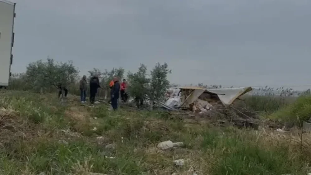 Kamioni del nga rruga dhe p&euml;rmbyset, shp&euml;ton pa l&euml;ndime shoferi
