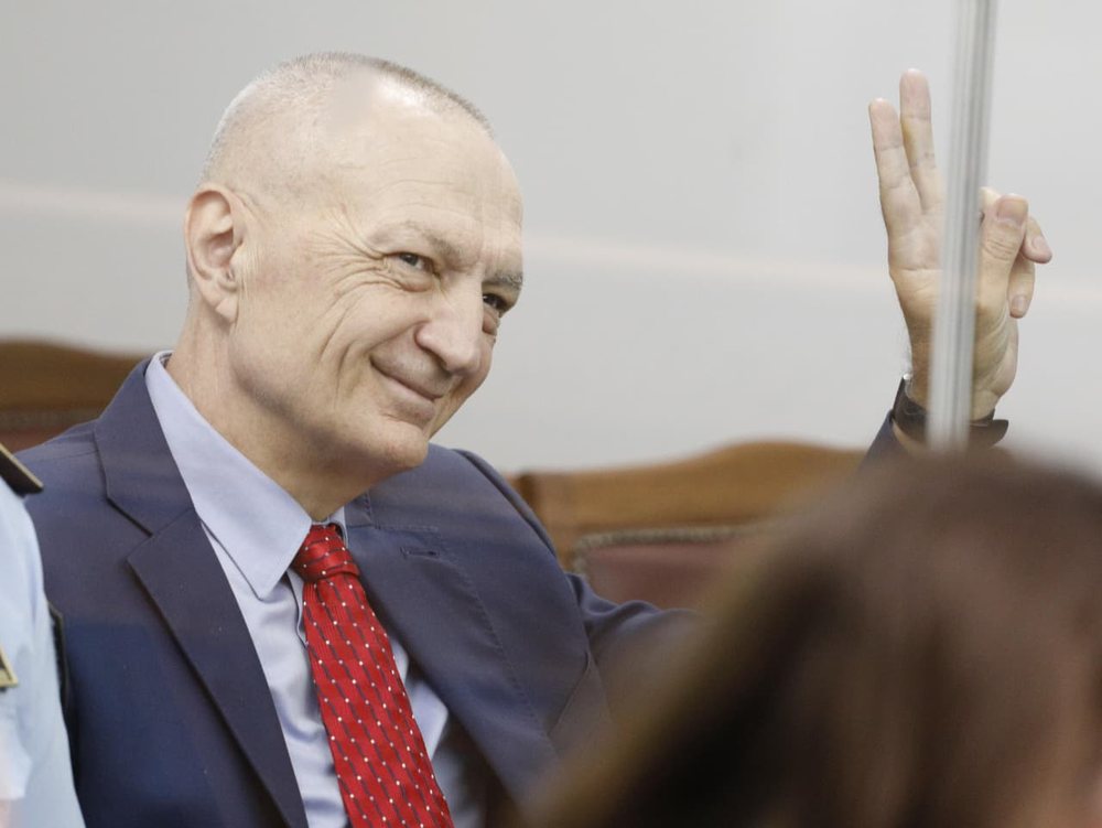 &ldquo;Presidenti si je?&rdquo; Meta-Leskajt nga kafazi prej xhami: Jam i