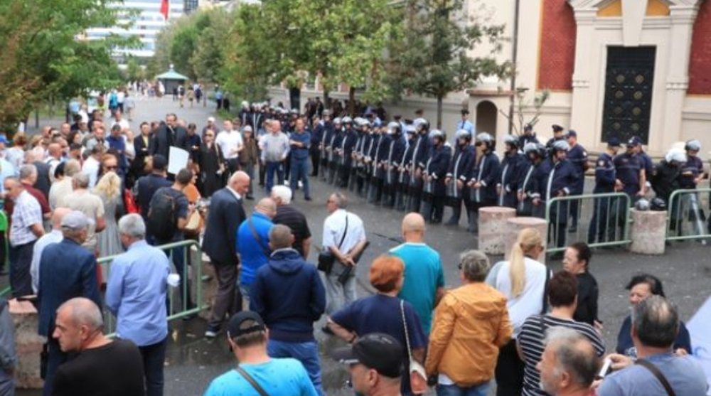 Protesta para Bashkisë Tiranë/ Policia procedon disa persona, mes tyre