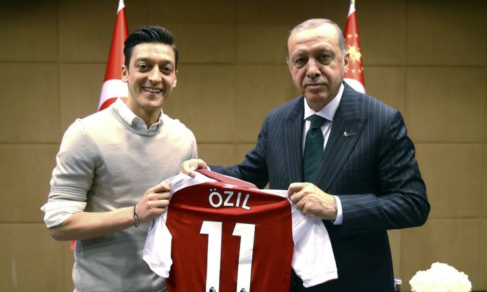 Ish-futbollisti Mesut Ozil i bashkohet udhëheqjes së partisë