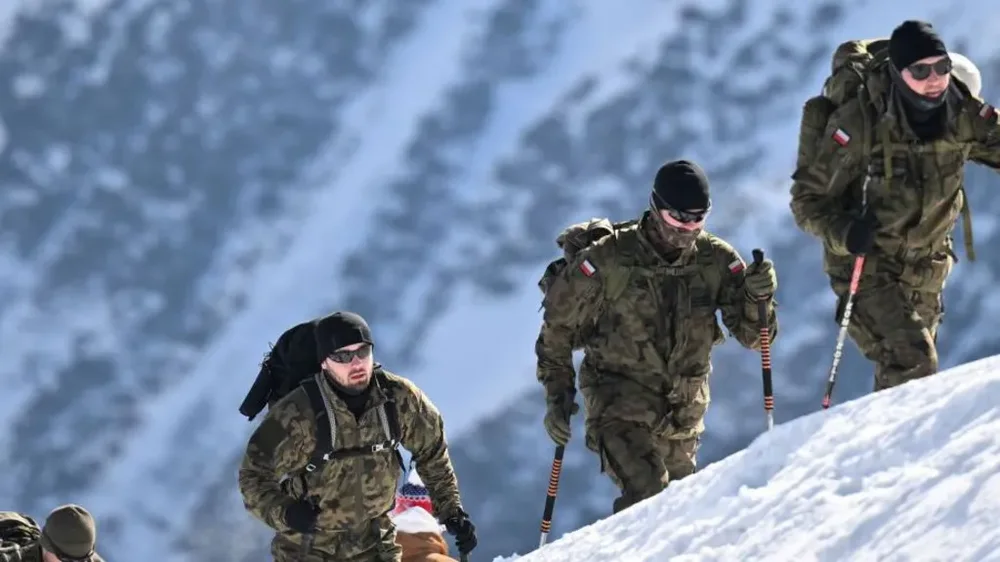 Frikë për një luftë? Polonia i hyn “zborit”,