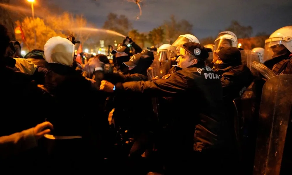 Turqia në ‘flakë’ pas arrestimit të Imamoglu! Hidhen