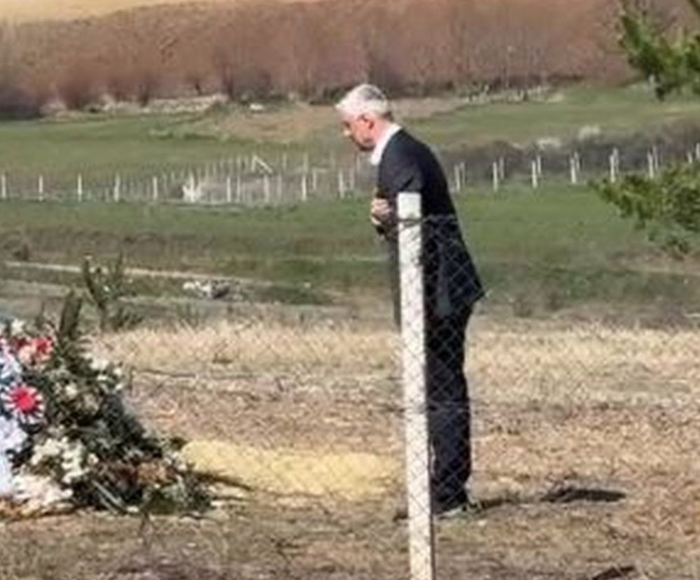 "Të erdha i fundit babë!"/ Hashim Thaçi përulet