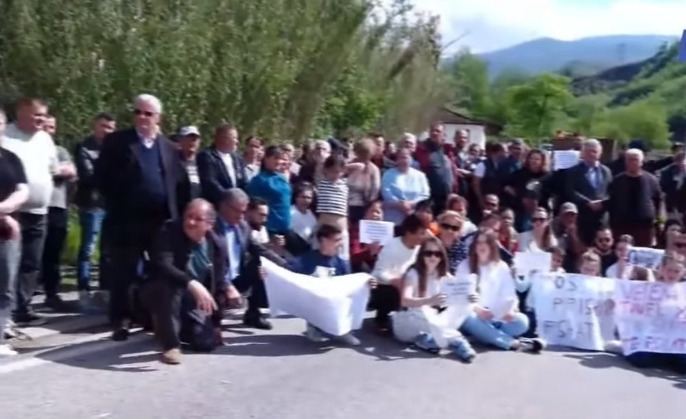 FOTO E DITËS: Të ulur këmbëkryq, banorët e Hotolishtit
