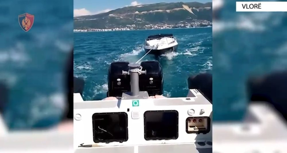 Kishte mbetur i bllokuar me gomone në mes të detit, policia kufitare