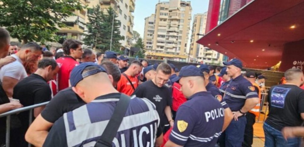 Hodhën sende në fushë, arrestohen dy tifozë pas ndeshjes me