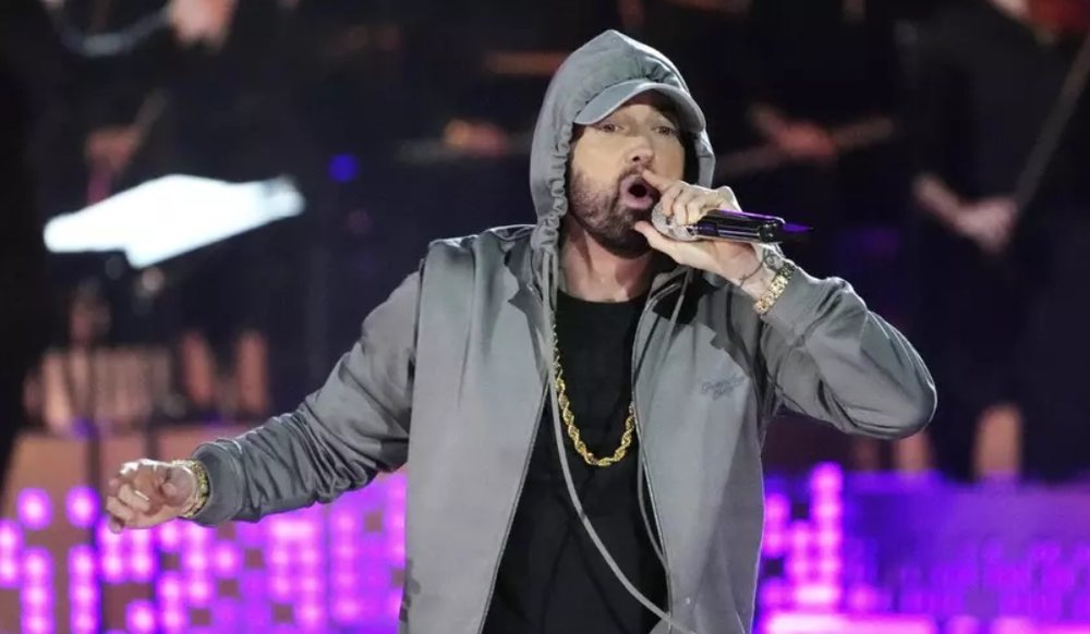 Akuzohet për shitje të këngëve të Eminem,