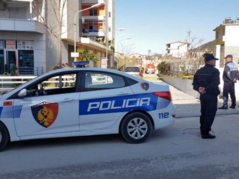 Theu xhamin e një banke në Prrenjas, arrestohet 50-vjeçari nga
