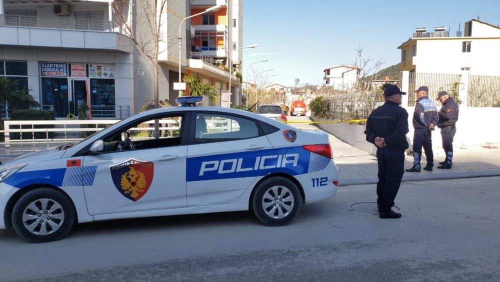 Mbante armë zjarri në taksi/ Arrestohet shoferi në Vlorë,