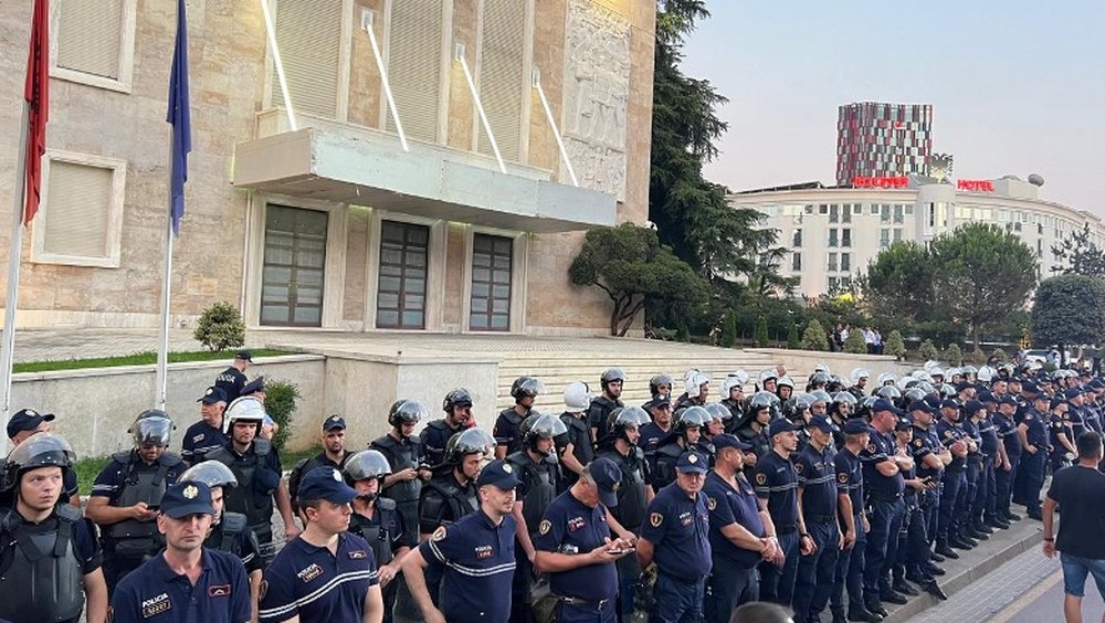 Protesta e Berishës kundër mbylljes së TikTok! Policia merr masa: