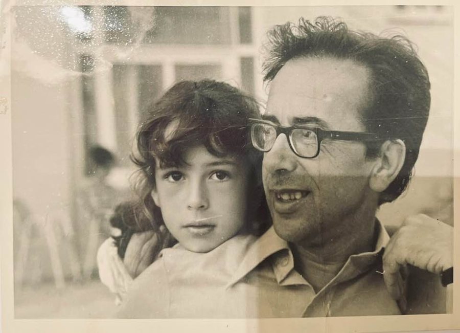 FOTO e rrallë/ Vajza e Ismail Kadaresë me të atin, mesazhi i saj