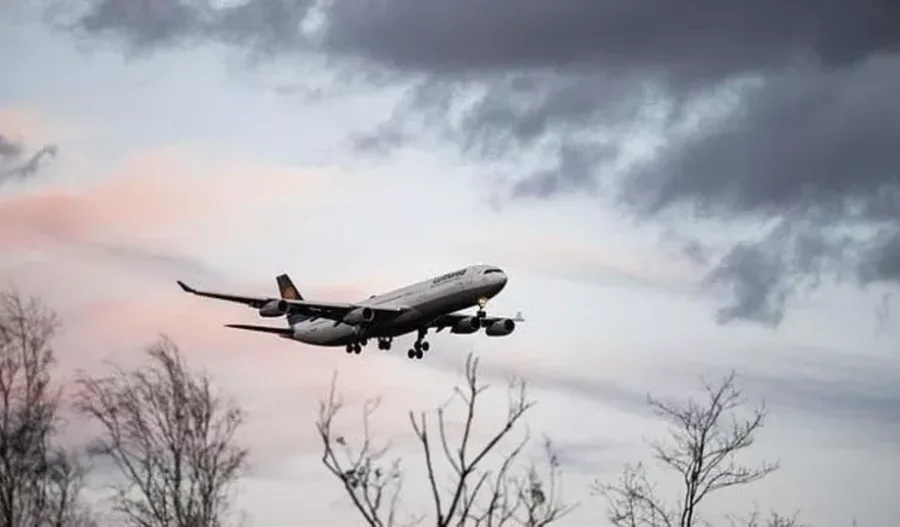 Pasagjerët në panik gjatë fluturimit Bari-Tiranë/ Piloti