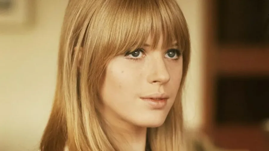 PROFIL/ Shuhet këngëtarja e famshme Marianne Faithfull, ikona e