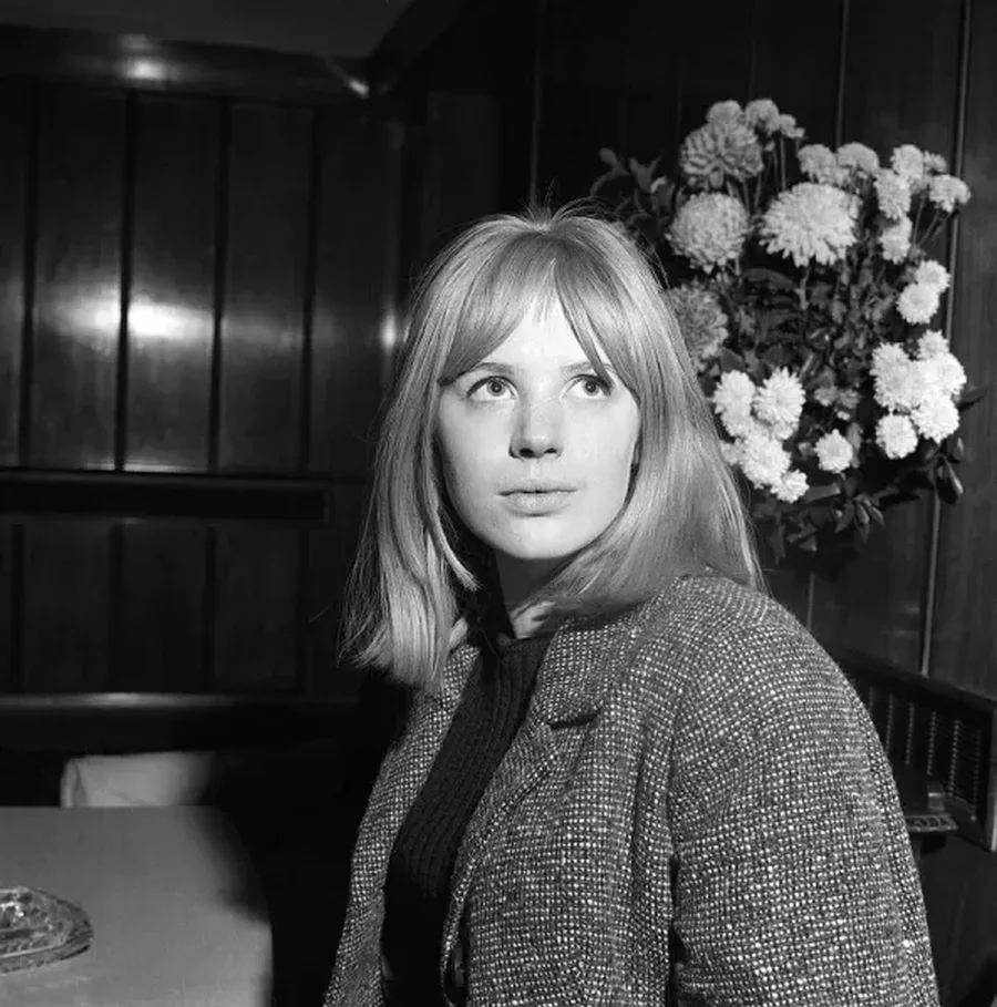 PROFIL/ Shuhet këngëtarja e famshme Marianne Faithfull, ikona e