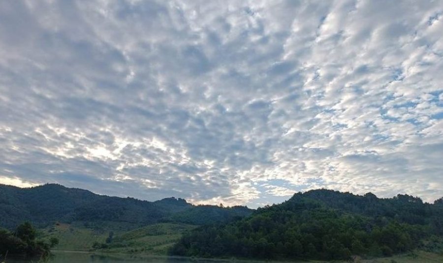 Java nis me rënie temperaturash, vranësira dhe reshje shiu e