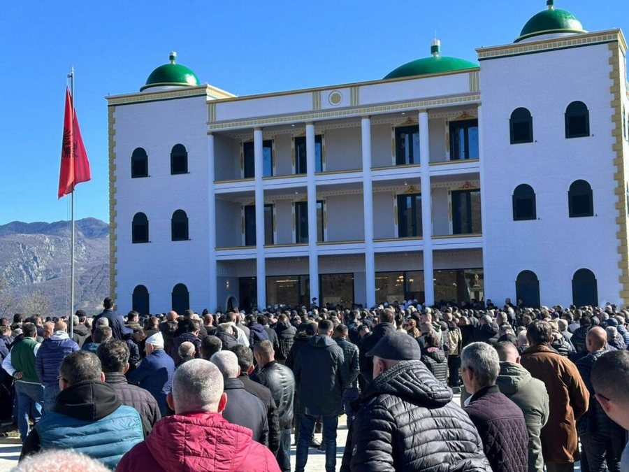 FOTO E DITËS: I jepet lamtumira e fundit Baba Hekuran Nikollarit,