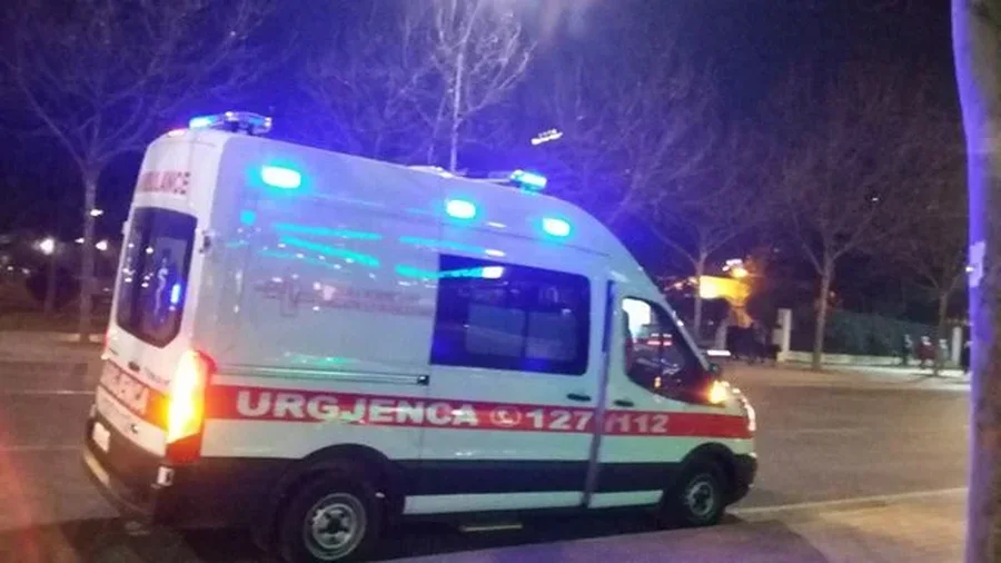 Aksidentohet ambulanca në Gjirokastër, plagoset pacientja që po