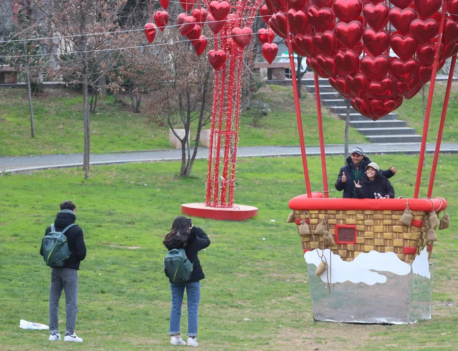 FOTO E DITËS:  14 shkurti, Tirana "vishet" me simbolet dhe