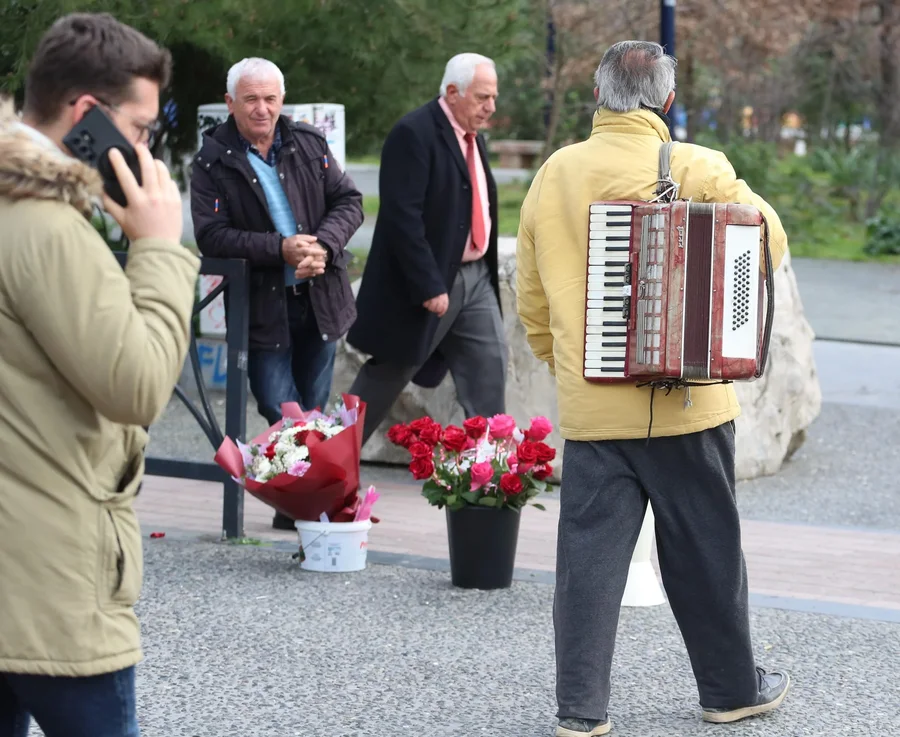 FOTO E DITËS:  14 shkurti, Tirana "vishet" me simbolet dhe