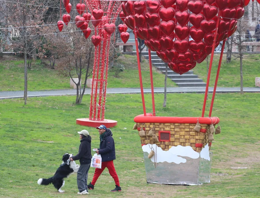 FOTO E DITËS:  14 shkurti, Tirana "vishet" me simbolet dhe