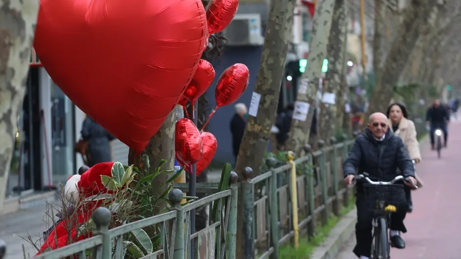 FOTO E DITËS:  14 shkurti, Tirana "vishet" me simbolet dhe