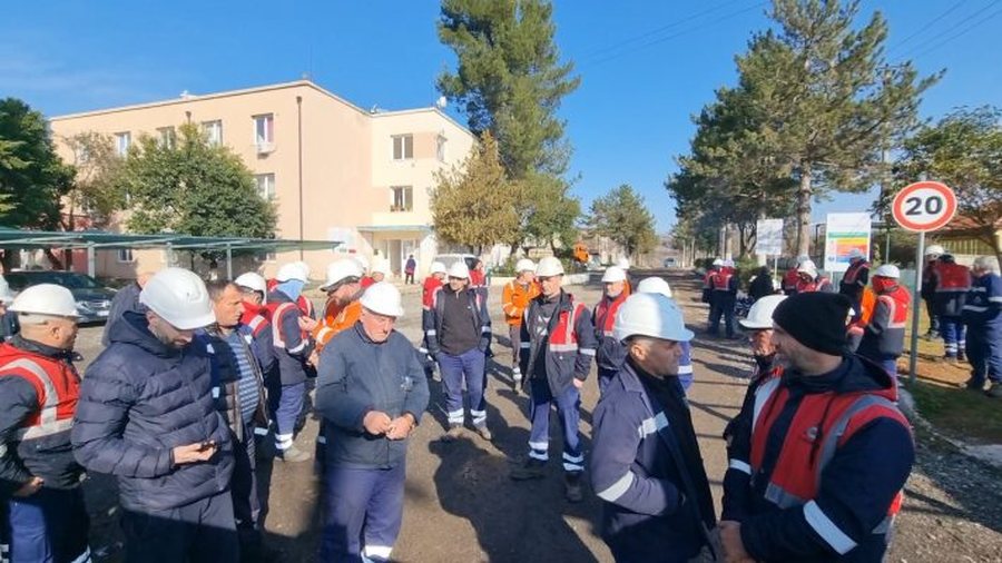 FOTO E DITËS: Metalurgët në Mat ngrihen në protestë pas