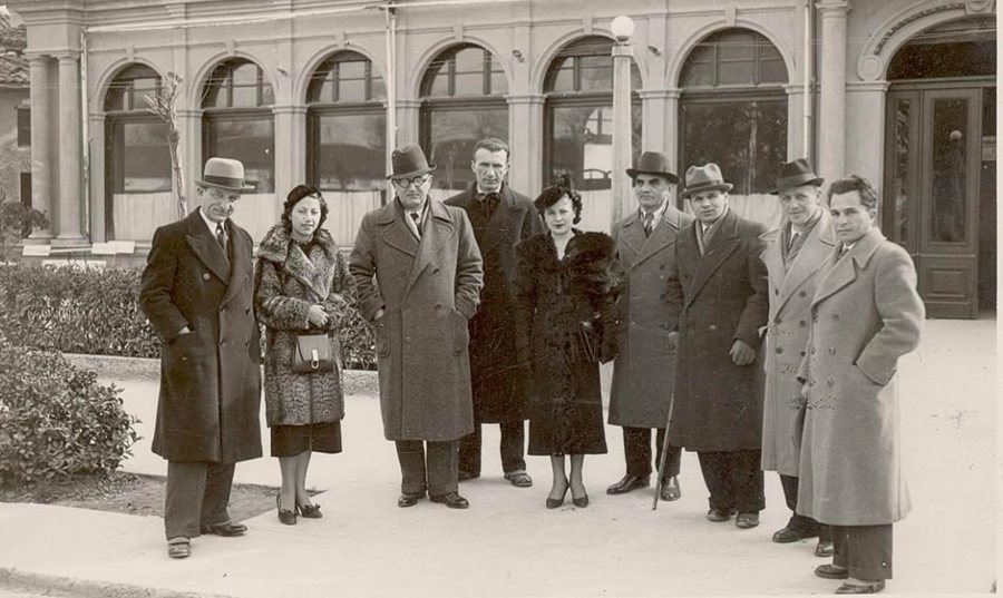 FOTO HISTORIKE/ Kur ajka e intelektualëve shqiptarë takohej në