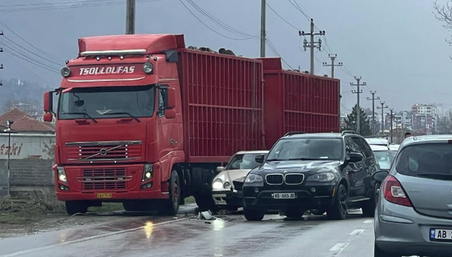 FOTO/ Aksident në Korçë, përplasen tre automjete