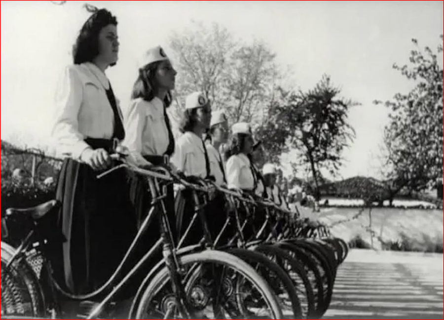 FOTO HISTORIKE/ Çiklizmi në Tiranë, në kohë lufte!