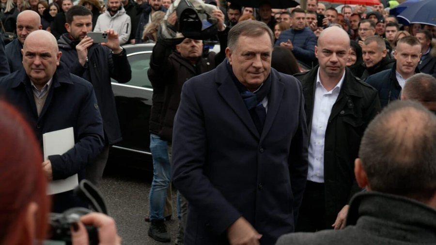 FOTO E DITËS: Lideri separatist serb, Milorad Dodik dënohet me burg