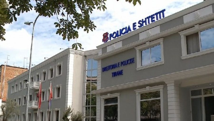 Kërcënoi me armë punonjësit e policisë bashkiake,