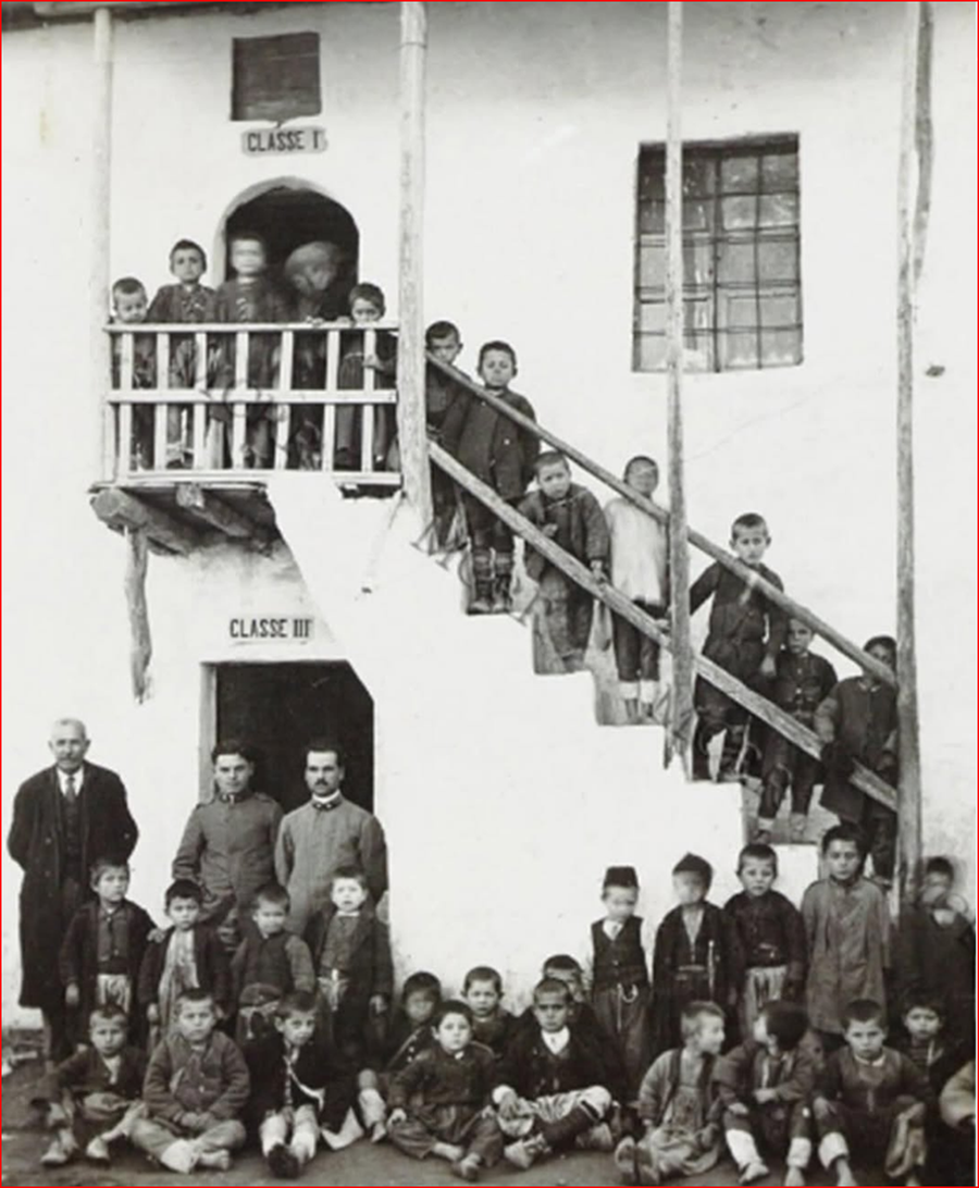 FOTO HISTORIKE/ Nxënësit e fillores në Vlorë,