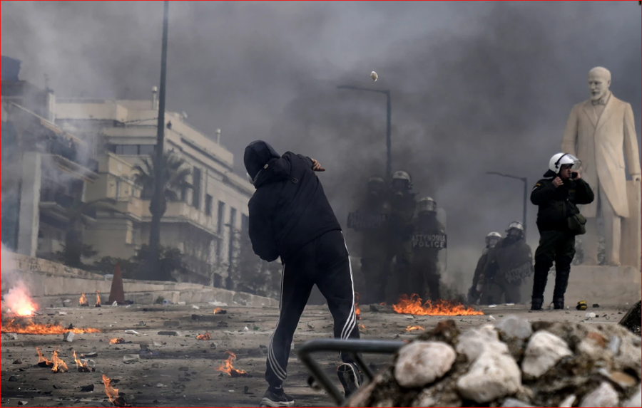 Protesta të dhunshme në Athinë në përvjetorin e