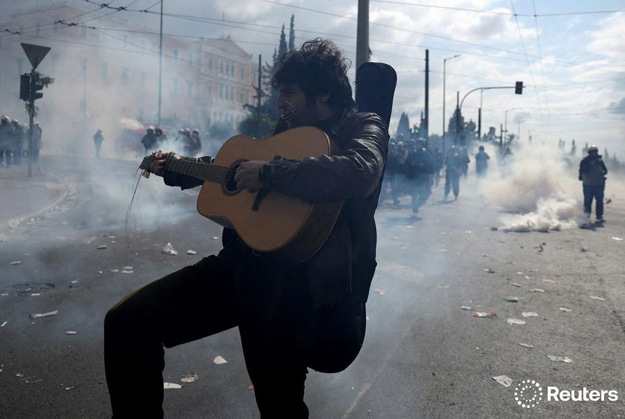 FOTO/ Protestat në Athinë… dhe një dallim i madh mes