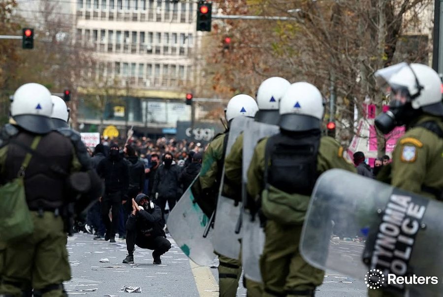 FOTO/ Protestat në Athinë… dhe një dallim i madh mes