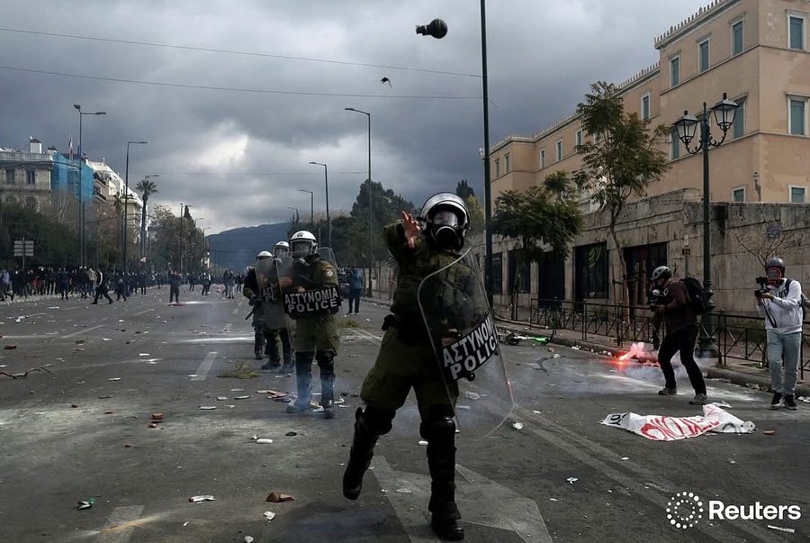 FOTO/ Protestat në Athinë… dhe një dallim i madh mes