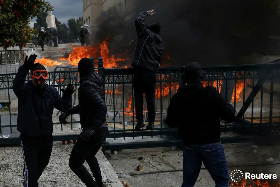 FOTO/ Protestat në Athinë… dhe një dallim i madh mes