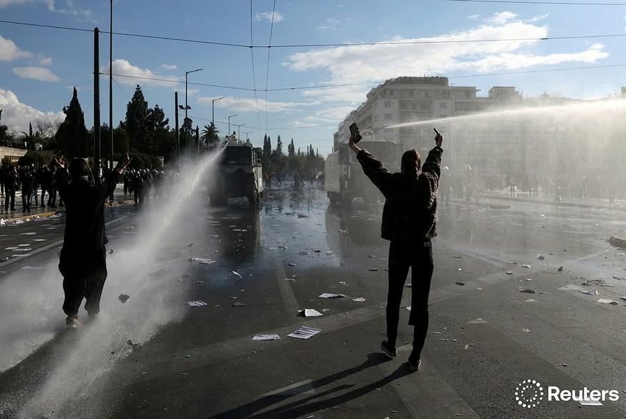 FOTO/ Protestat në Athinë… dhe një dallim i madh mes