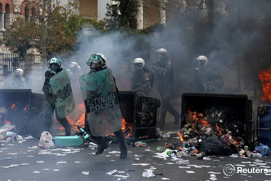 FOTO/ Protestat në Athinë… dhe një dallim i madh mes