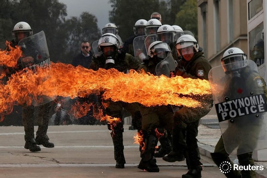 FOTO/ Protestat në Athinë… dhe një dallim i madh mes