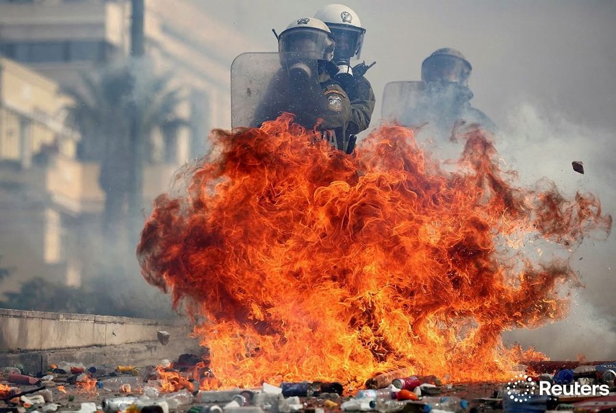 FOTO/ Protestat në Athinë… dhe një dallim i madh mes