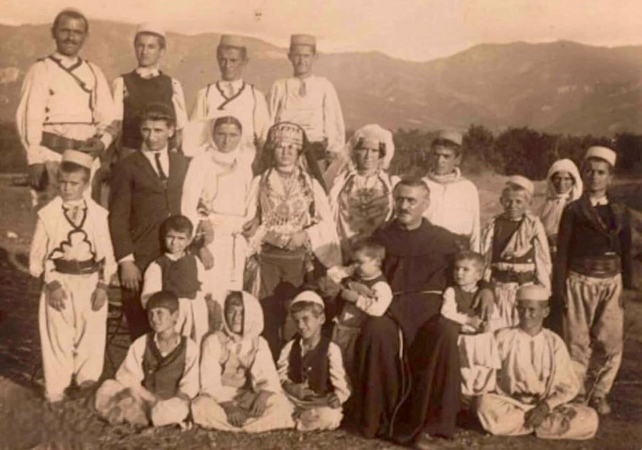 FOTO HISTORIKE/ At Gjergj Fishta me familjen e tij të madhe në vitin