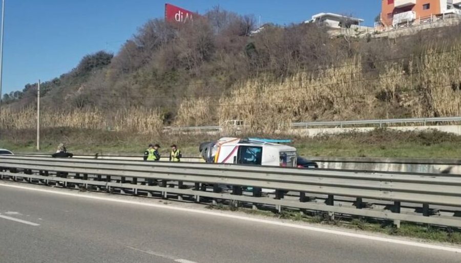 Tjetër AMBULANCË aksidentohet në vend/ Përfundon e