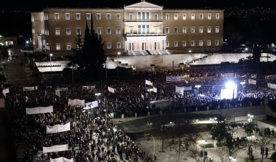 FOTO/ “Digjet” parlamenti grek! Policia shpërndan protestuesit