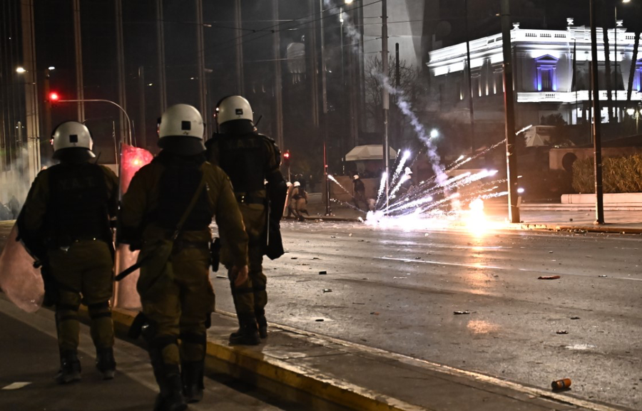 FOTO/ “Digjet” parlamenti grek! Policia shpërndan protestuesit