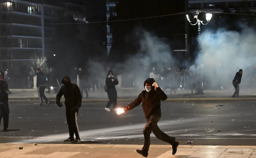 FOTO/ “Digjet” parlamenti grek! Policia shpërndan protestuesit