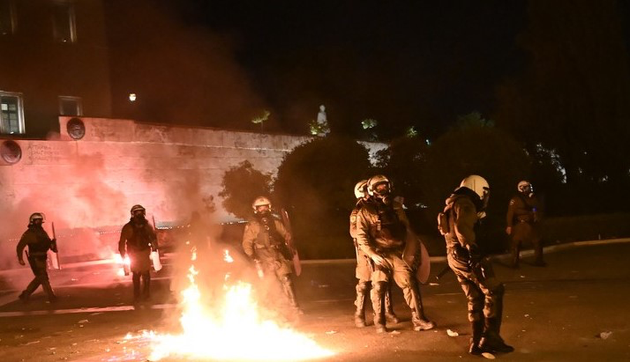 FOTO/ “Digjet” parlamenti grek! Policia shpërndan protestuesit